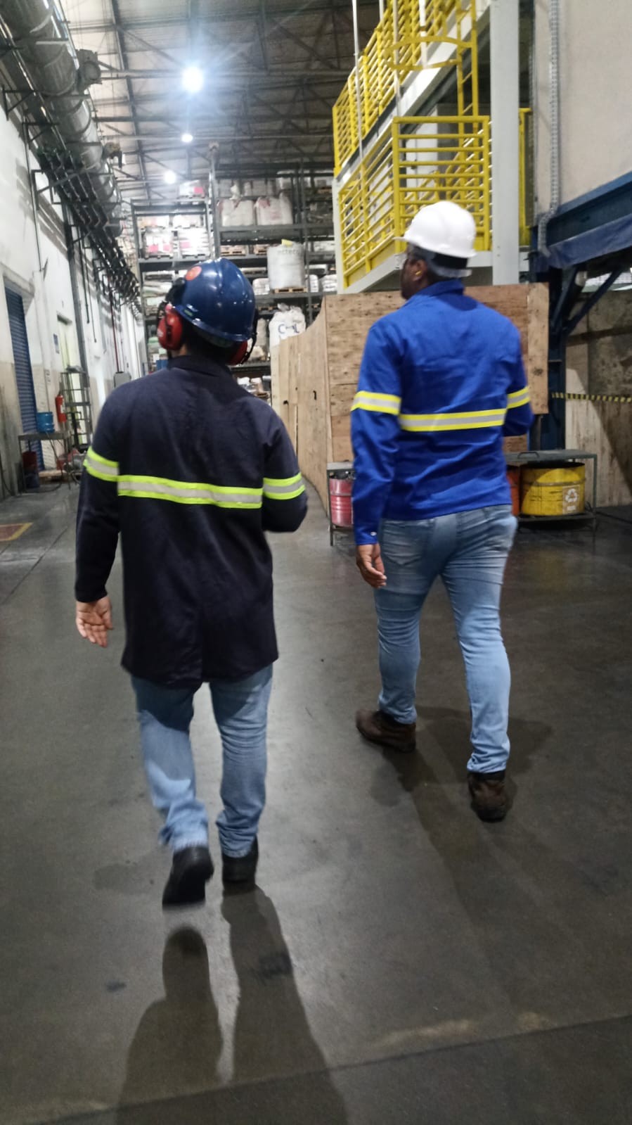 Equipe UP Tech com EPI completo em ambiente industrial