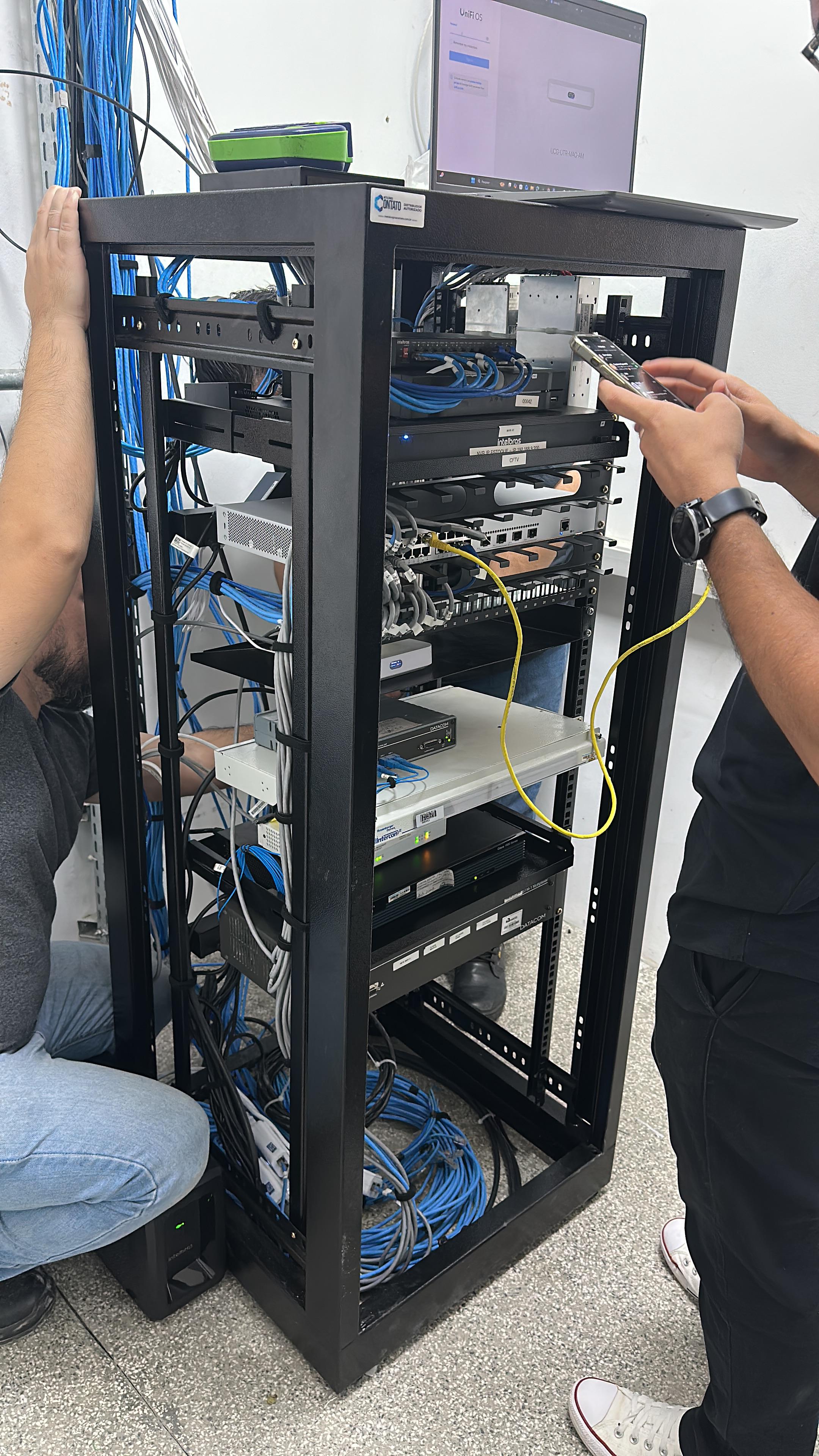 Equipe UP Tech configurando rack de rede
