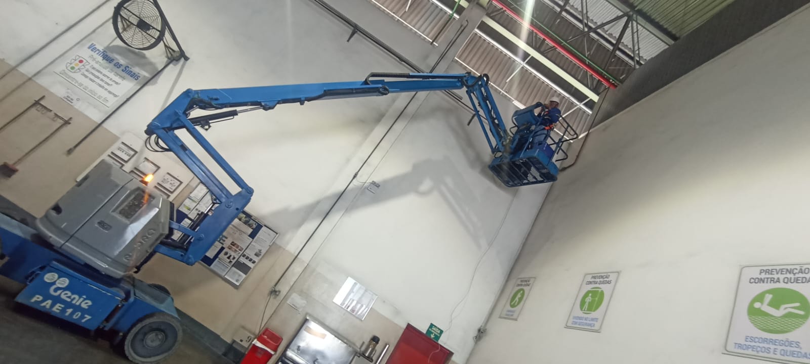 Técnico UP Tech trabalhando em altura com plataforma Genie PAE