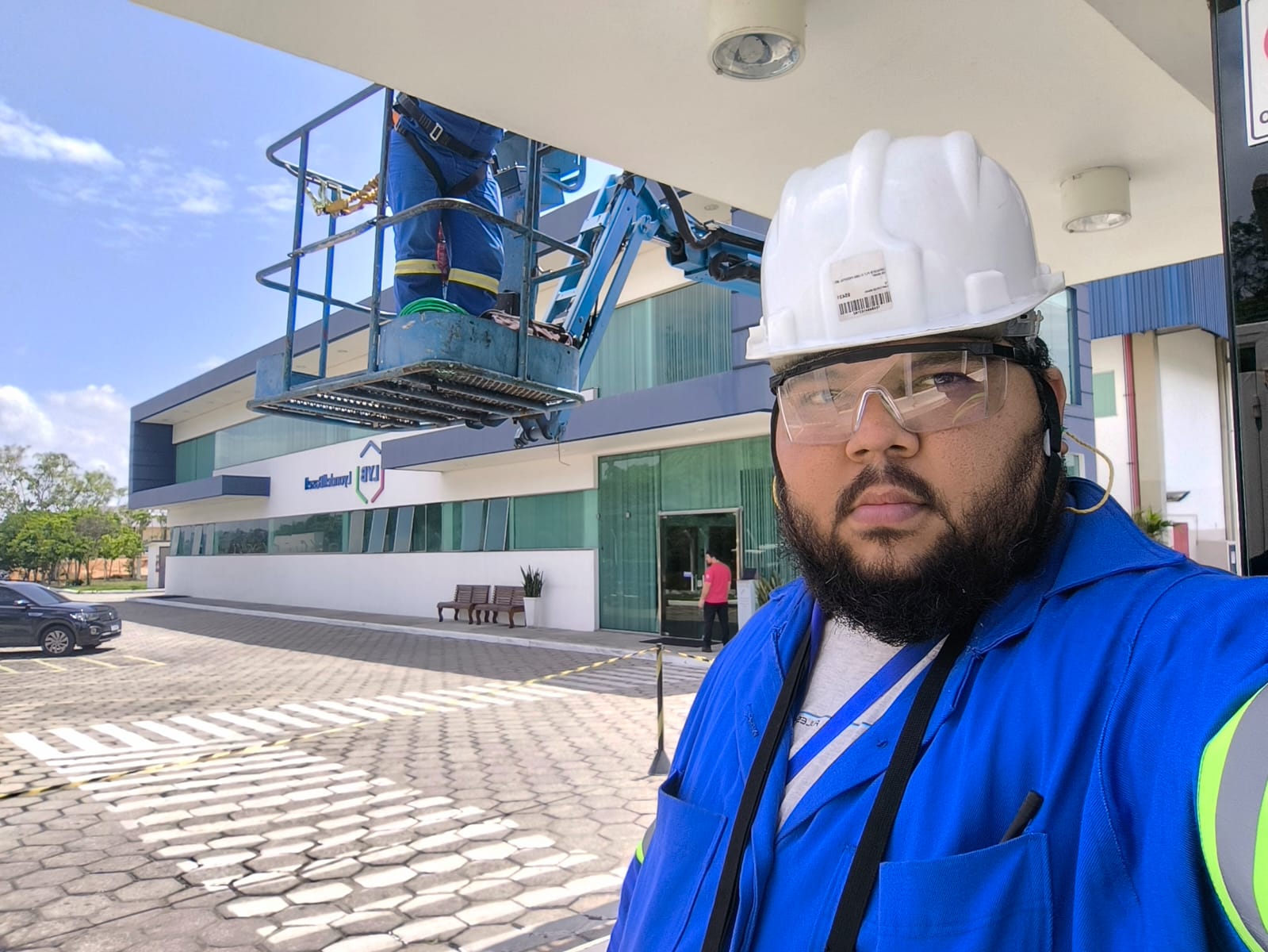Jaison Gomes — Fundador da UP Tech, com EPI completo em obra