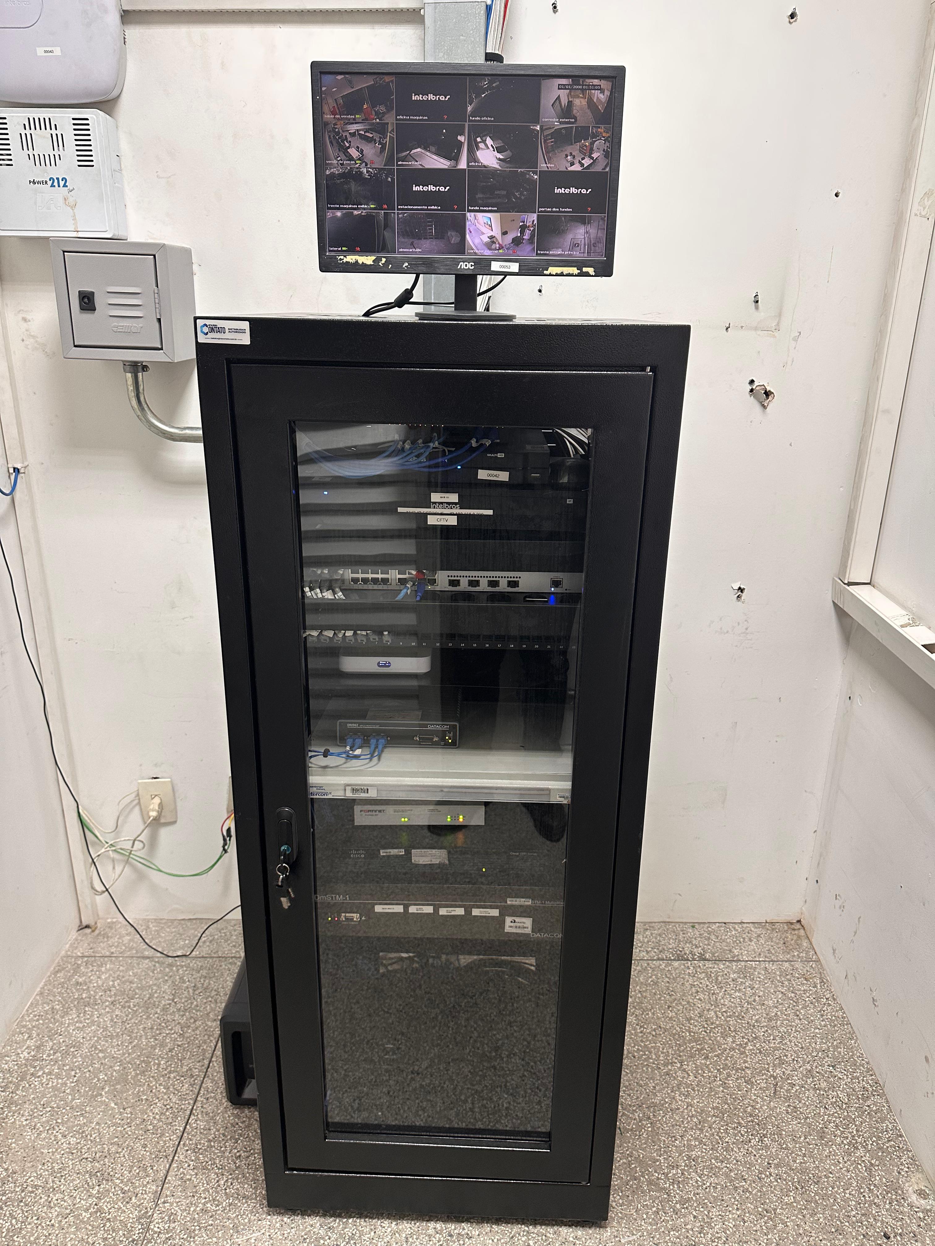 Rack com sistema CFTV Intelbras