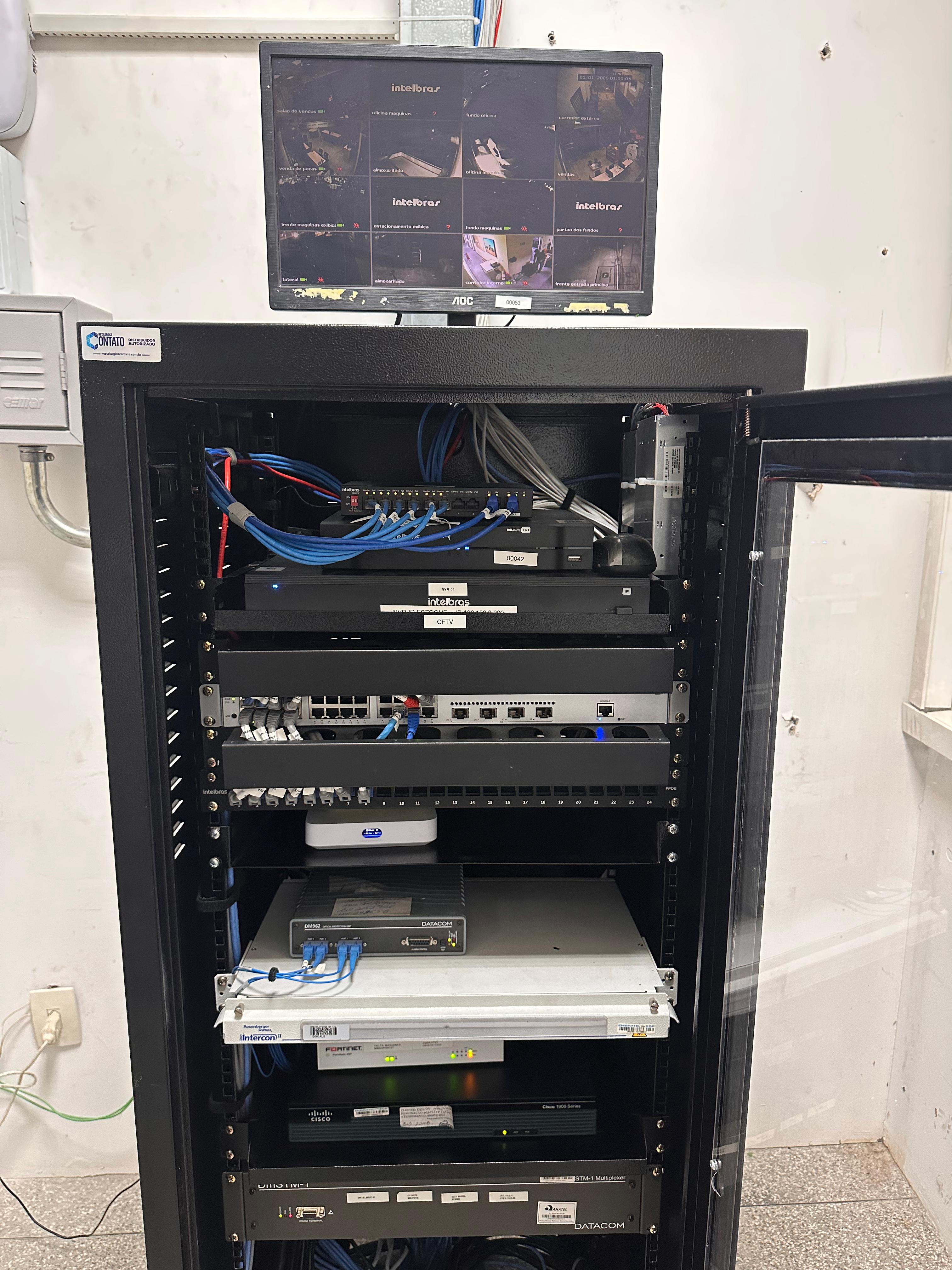 Rack organizado com equipamentos Cisco, Fortinet e Datacom