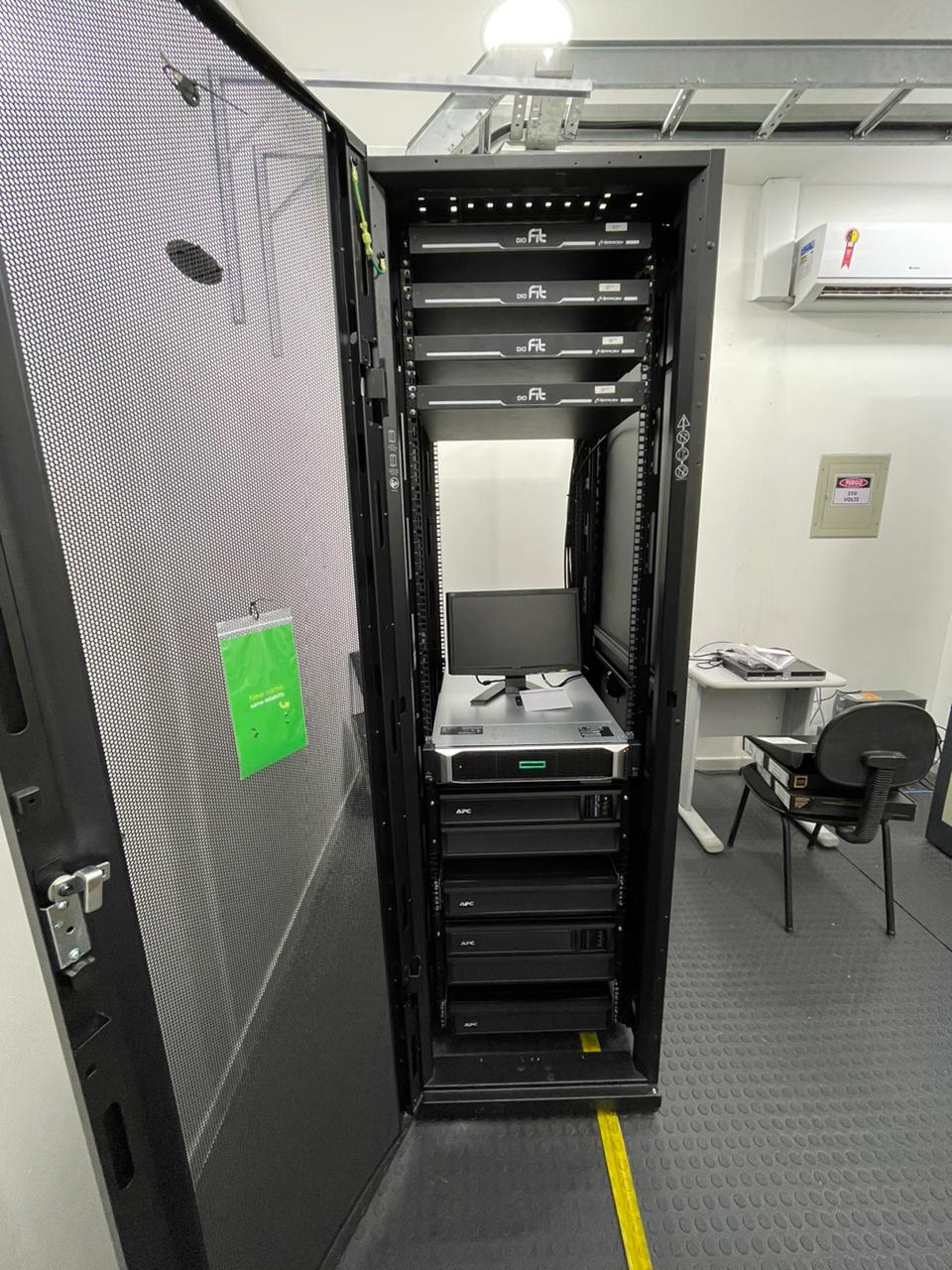 Rack de servidor HPE ProLiant com UPS APC — sala de TI