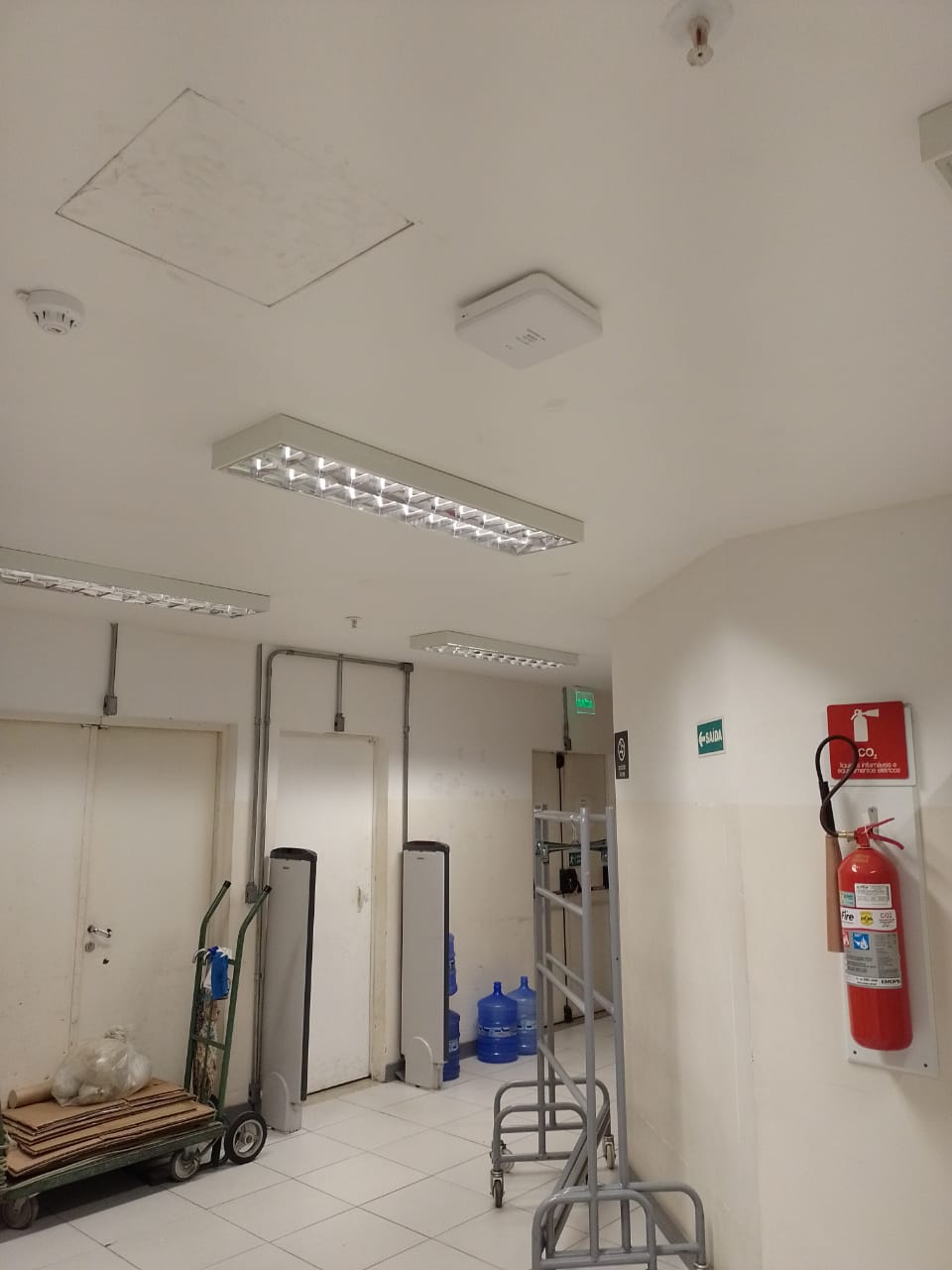 Access point Wi-Fi Unifi instalado no teto de loja em shopping